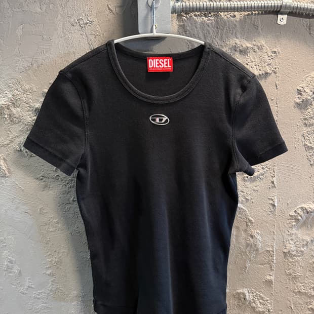 디젤 메탈 D 로고 슬림핏 반팔 티셔츠 블랙 S