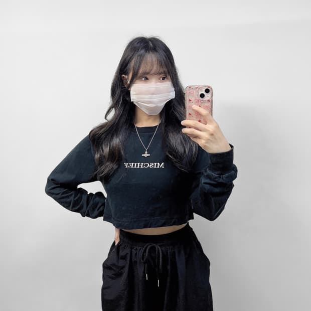 미스치프 스펠 로고 크롭 롱슬리브 블랙