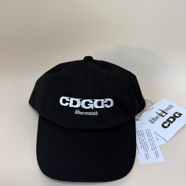 지드래곤 x CDG 위버멘쉬 CDGDC 로고 캡 블랙