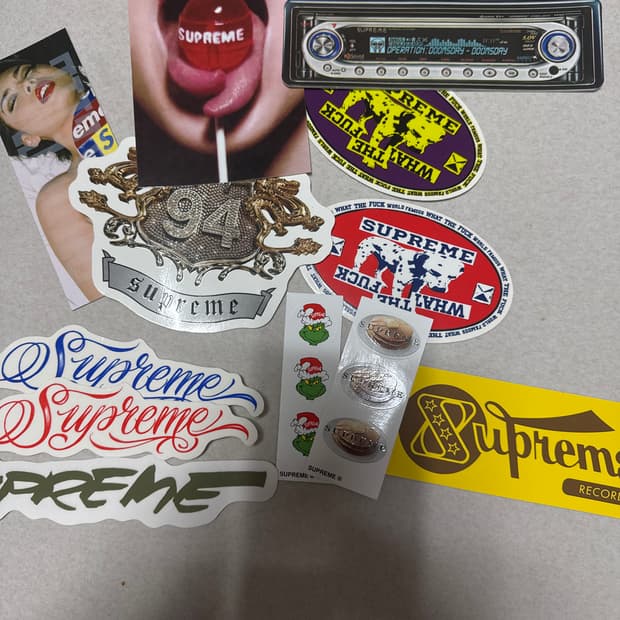 슈프림 및 기타 스티커