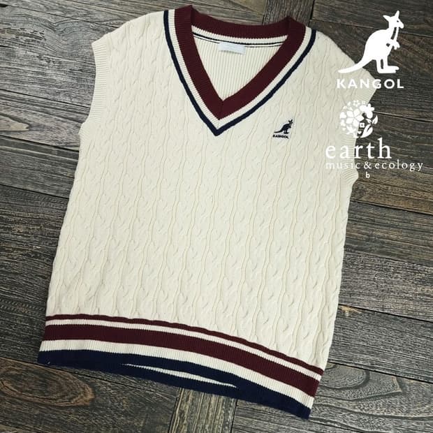 [캉골 X 어스뮤직앤에콜로지] 로고 자수 브이넥 니트 베스트 M19510