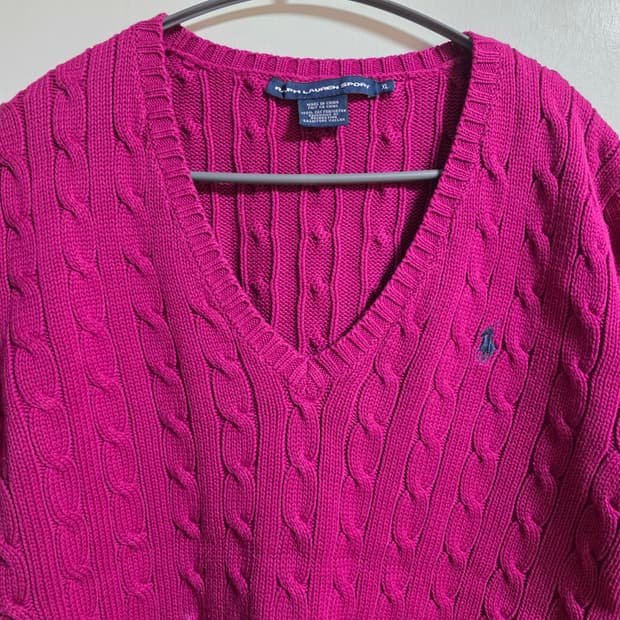 폴로 랄프로렌스포츠 꽈배기 브이넥 니트 마젠타(55사이즈)