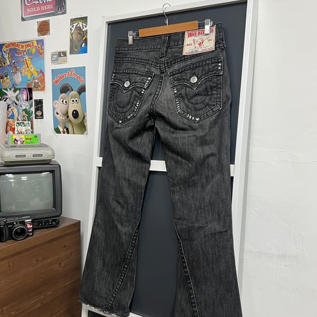 True Religion 트루릴리전 조이 빅 T 부츠컷 흑청 데님 팬츠