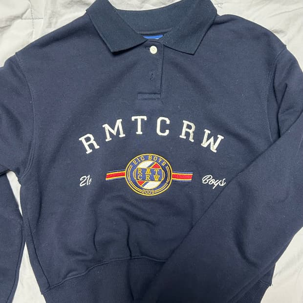 로맨틱크라운 크롭카라맨투맨