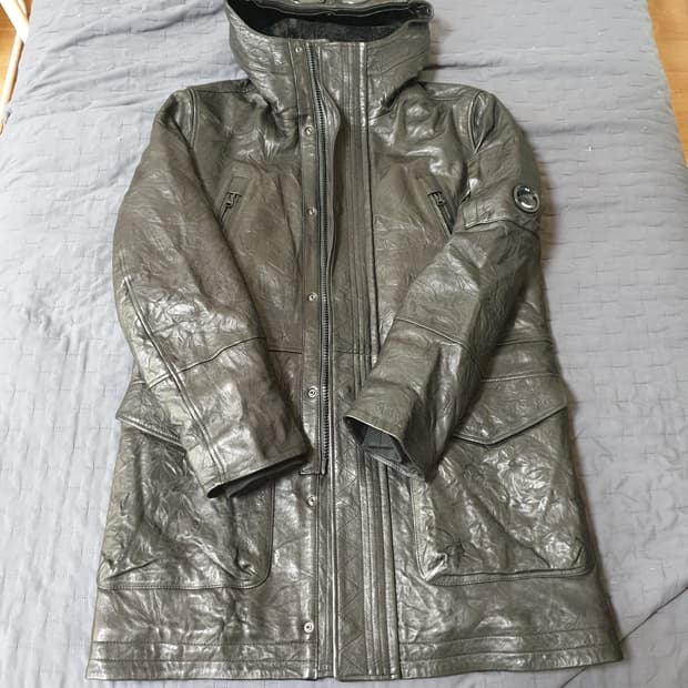 CP 컴퍼니 가죽 롱 코트