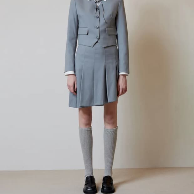 오아이오아이 DIAGONAL PLEATS SKIRT LIGHT GREY