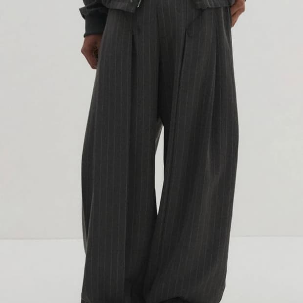 DNSR 디앤써 스트라이프 멀티 플리츠 와이스 슬랙스 차콜 XL