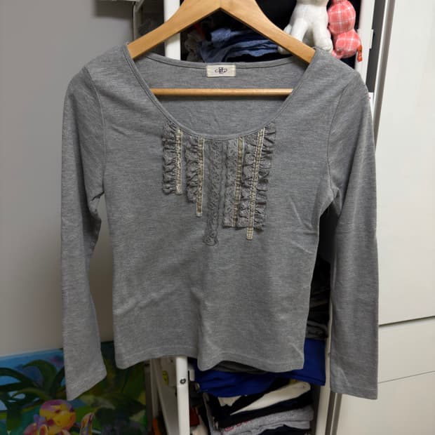 프릴 디테일 긴팔티셔츠