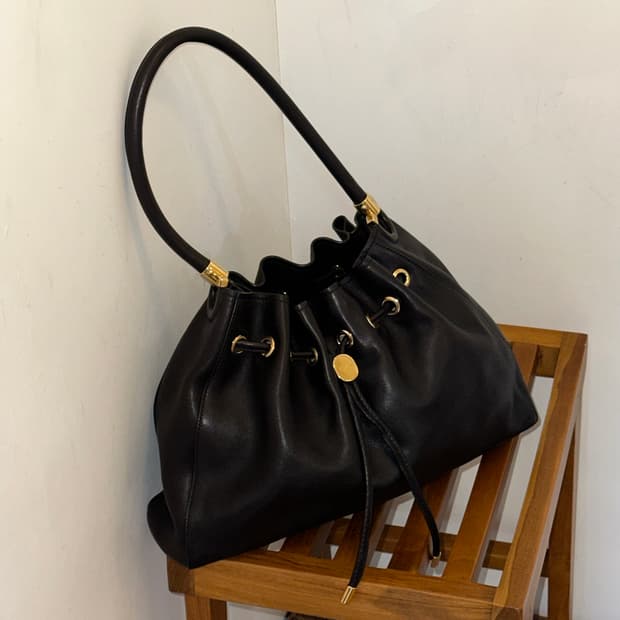 페레가모 블랙 금장 버킷백