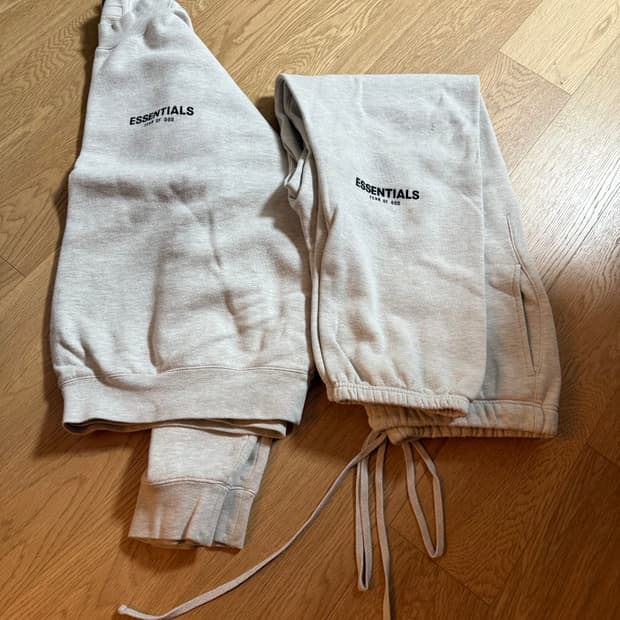 에센셜 스웨트 상하의 세트입니다
