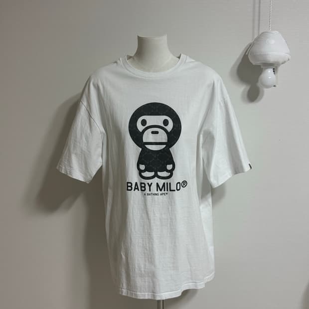 베이프 컬리지 모노그램 베이비 마일로 티셔츠 화이트 블랙
