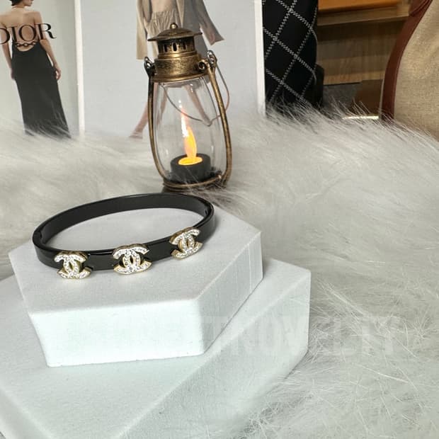 샤넬 골드 CC 포인트 크리스탈 팔찌