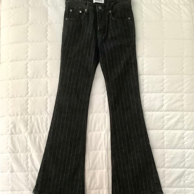 베티붑 로우라이즈 스트라이프 부츠컷 데님 팬츠