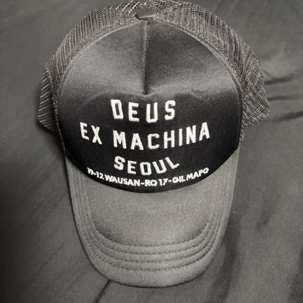데우스 엑스 마키나 트러커 캡