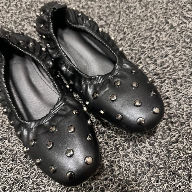 도트 레더 플랫슈즈