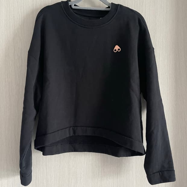 무스너클 블랙 맨투맨 티셔츠