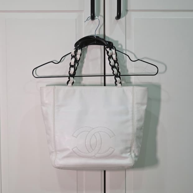 샤넬 램스킨 화이트 빅 cc 아크릴 체인숄더백