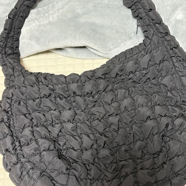 코스 퀄티드 오버사이즈 숄더백 블랙