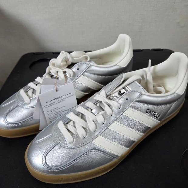 [새상품]아디다스 가젤 인도어 메탈릭 실버  스니커즈 사이즈 265