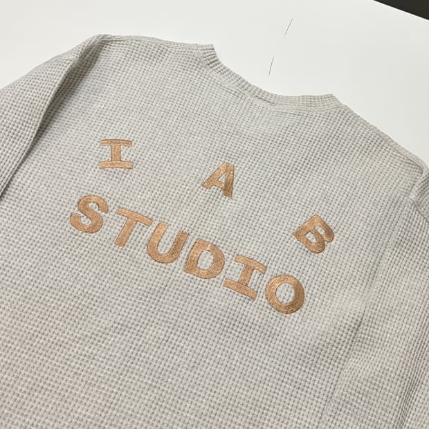 아이 스튜디오 베이지 와플 맨투맨 던전밥 XL