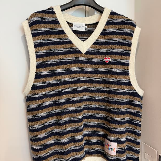 비욘드클로젯 스트라이프 니트 베스트 M사이즈