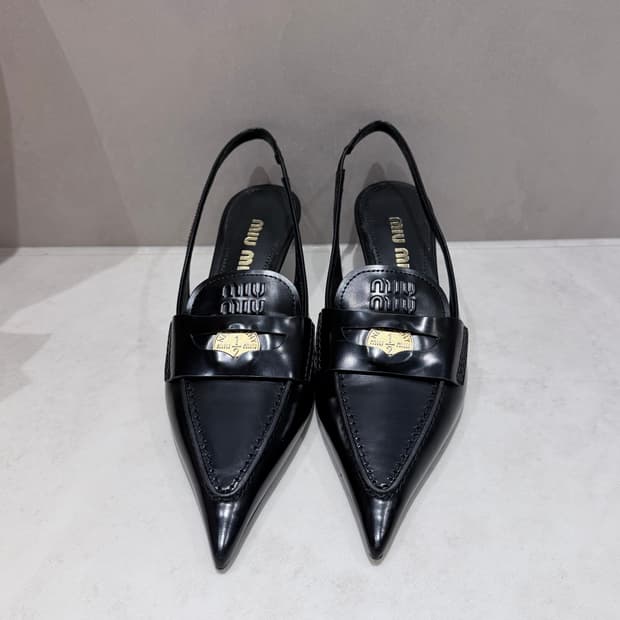 미우미우 레더 슬링백 펌프스