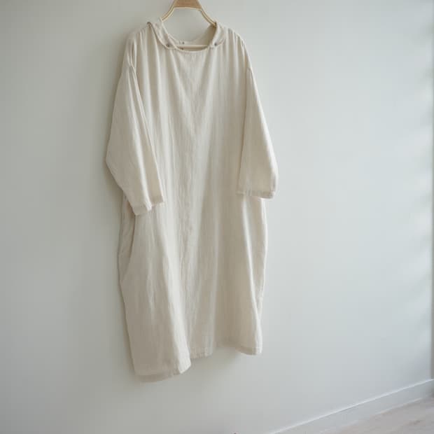 Niko and 
• 오트밀 둥근카라 코튼 원피스