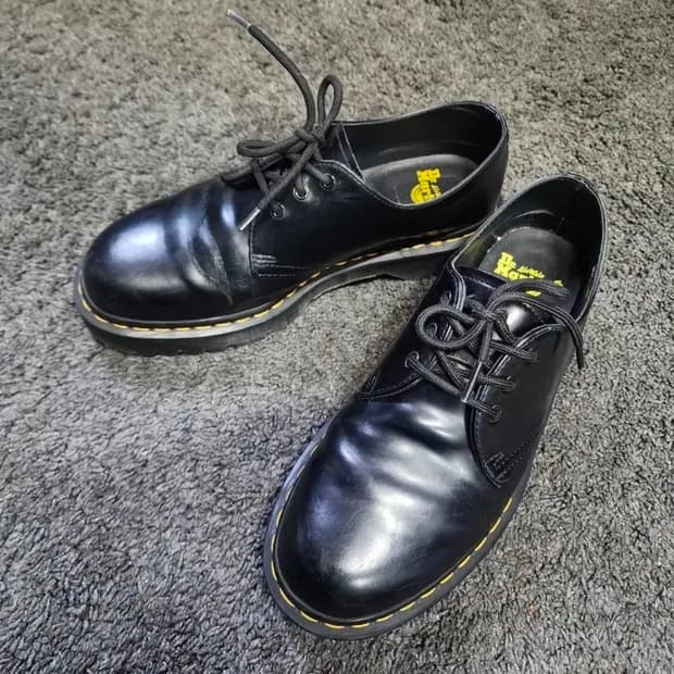 닥터마틴 1461  벡스 블랙 스무스 uk8  
270 사이즈 