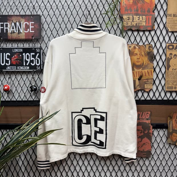 카브엠트 원포켓 스웻셔츠 후면 CE 로고 포인트 화이트 맨투맨