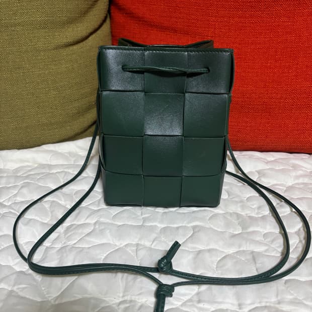 보테가베네타 버킷 크로스백