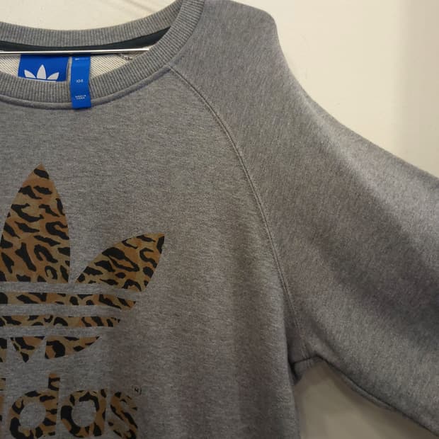 아디다스 스트릿 레오파드 로고 맨투맨