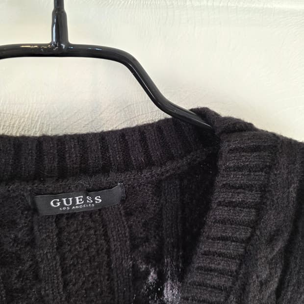 게스 블랙 브이넥 케이블 니트가디건