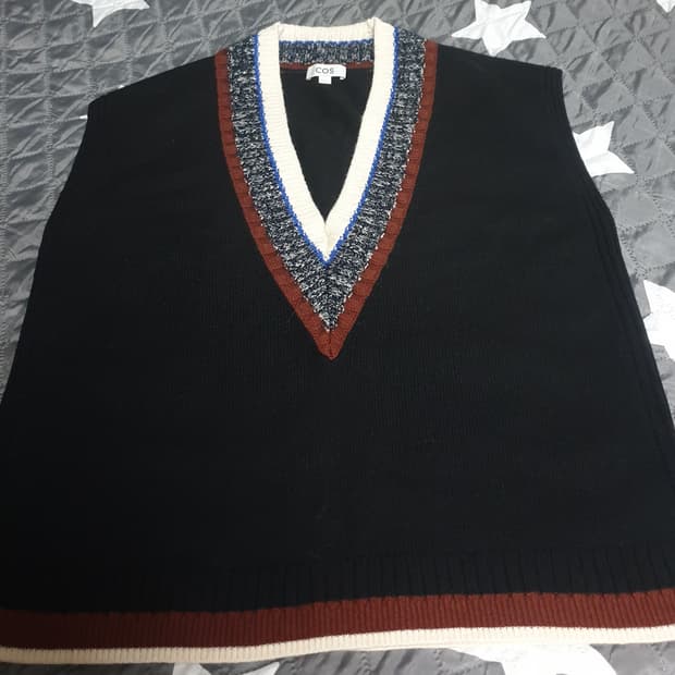 COS 코스 오버사이즈 V넥 배색 니트 베스트 블랙 (M)