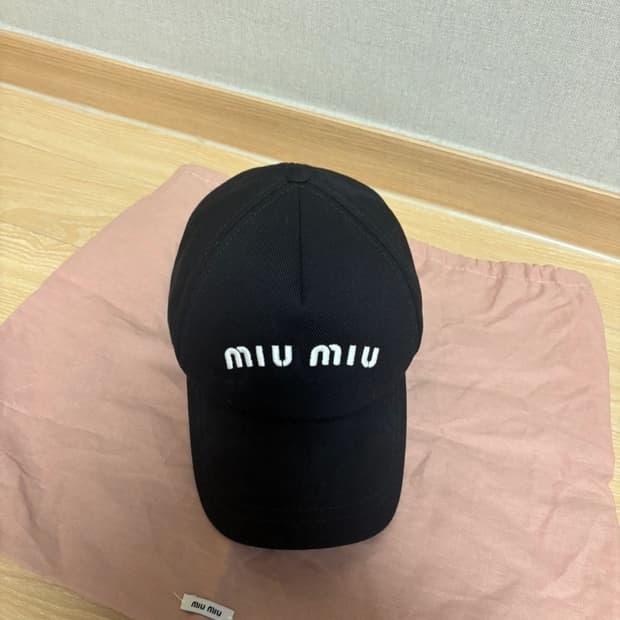 미우미우 볼캡