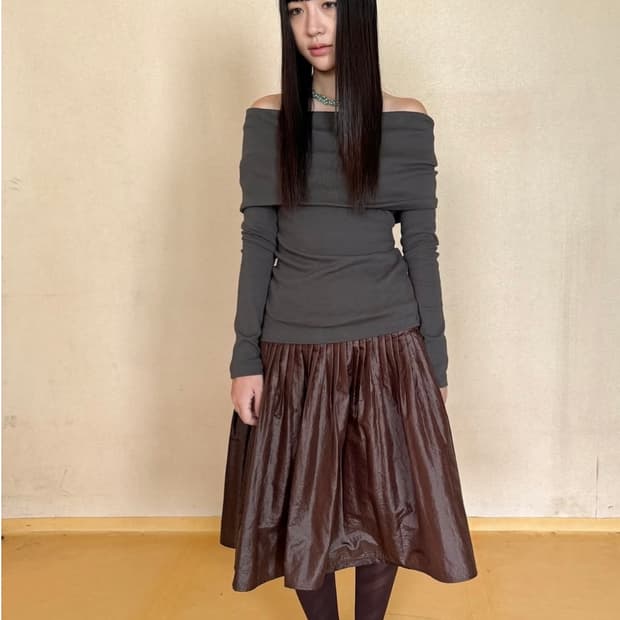 콜로신스 핀턱 미디 스커트 브라운