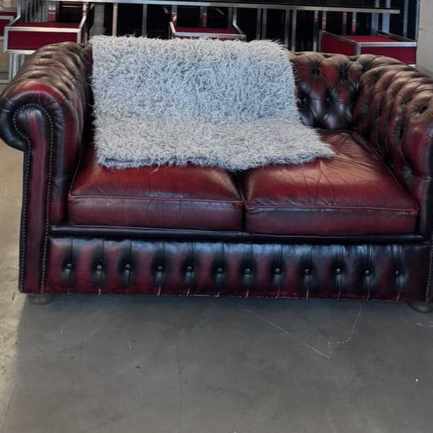 버건디 레드 체스터필드 소파
