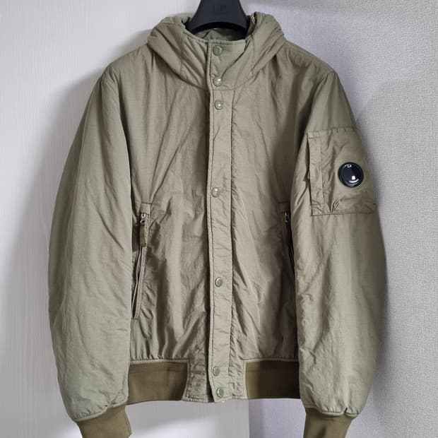 cp컴퍼니 플랫 나일론 후드 패딩자켓