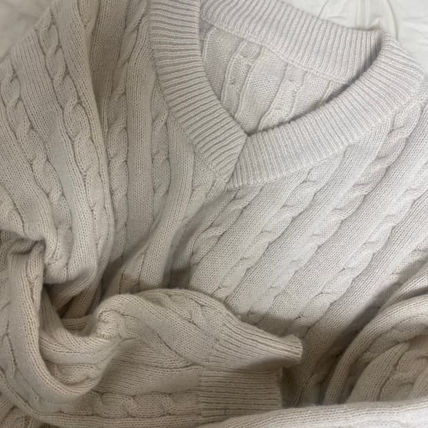보세 케이블 브이넥 니트 크림
