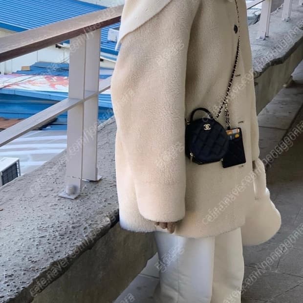 노티드스튜디오 베이지보울 테디 하프코트 무스탕