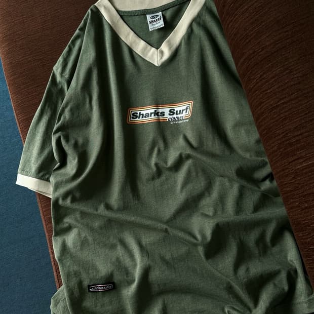 Design V-neck print t-shirt