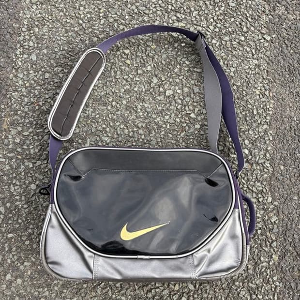 나이키 빈티지 에나멜 크로스백