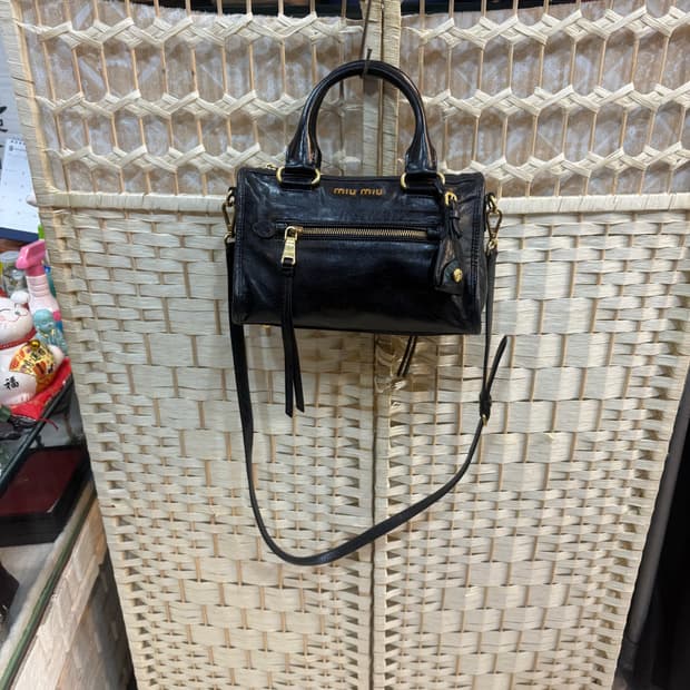 정품 미우미우 비텔로 샤인 미니 모터백 팝니다