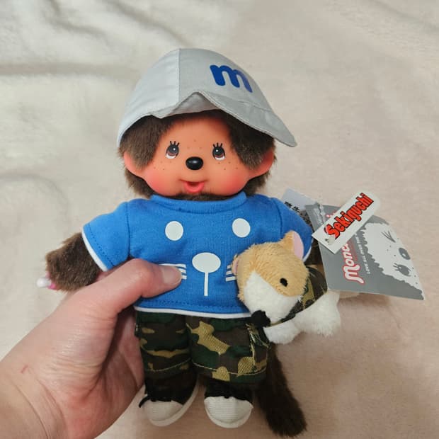 강아지 안고 있는 몬치치 인형