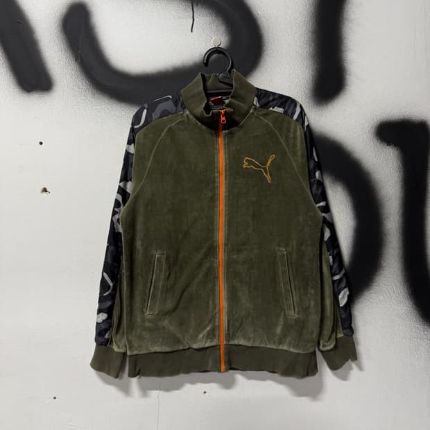 푸마 딥 카키 사이드 라인 카모 디테일 벨벳 집업 저지 자켓