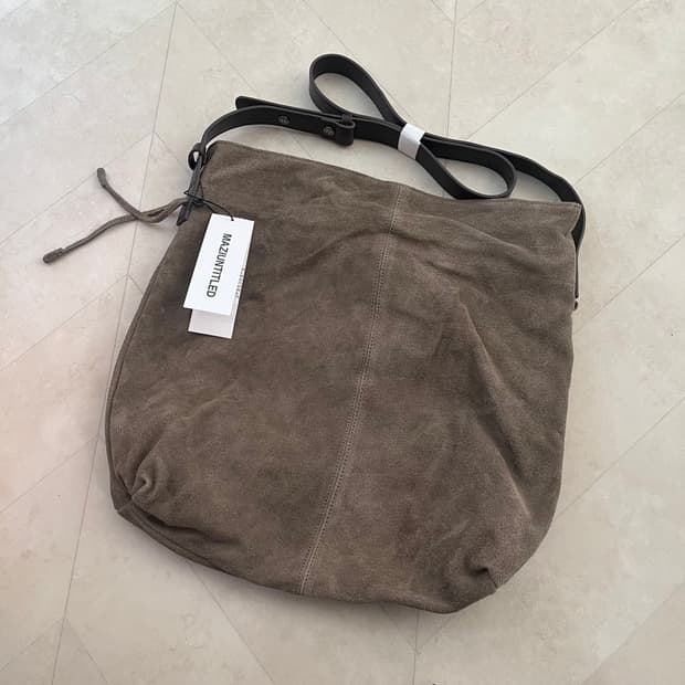 [새상품]마지언타이틀 스웨이드 눅 백 타우페