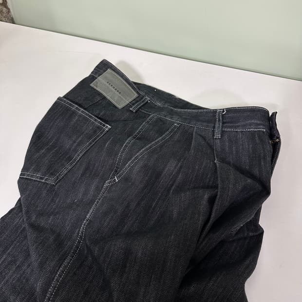 L XEROBNR 블랙워시드 와이드핏 투턱 인디고 데님팬츠