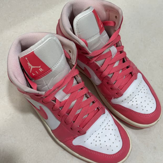 (W) 조던 1 미드 스트로베리 앤 크림 240