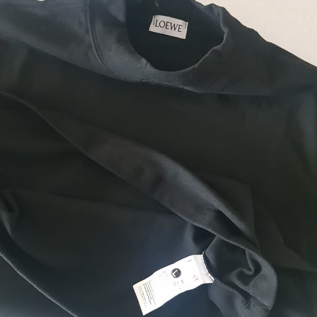 로에베(LOEWE)의 블랙 하이넥 탑 ,반팔