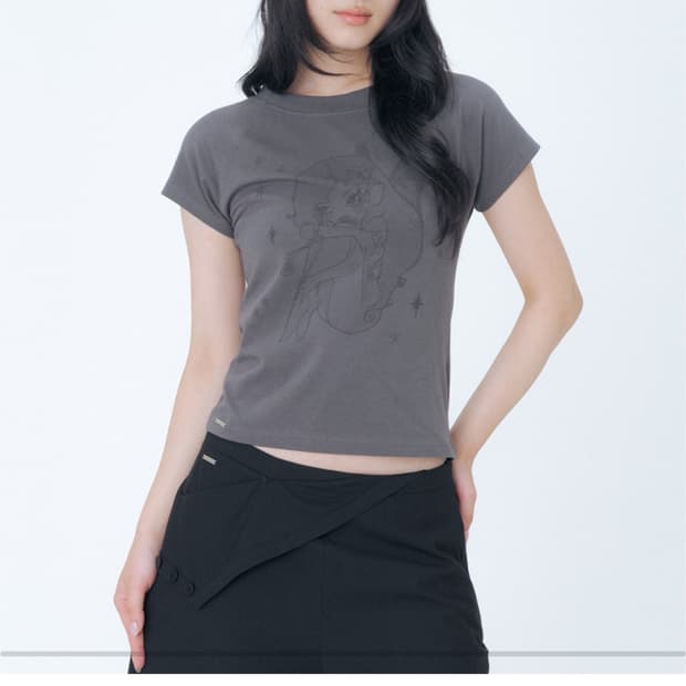 미세키서울 X 한나 페어리 레글런 반팔티셔츠 차콜 팔아요