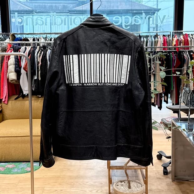 코모도 블랙 바코드 프린팅 쉽스킨 자켓 